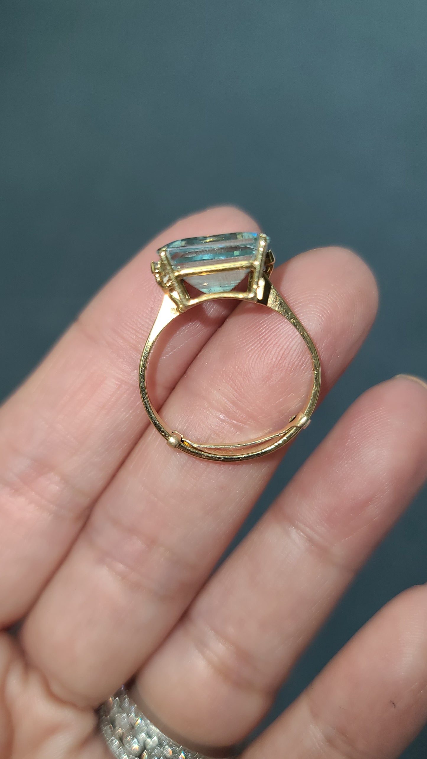 Vintage 18K Yellow Gold Aquamarine Ring, size 8 with adjustable ring sizer