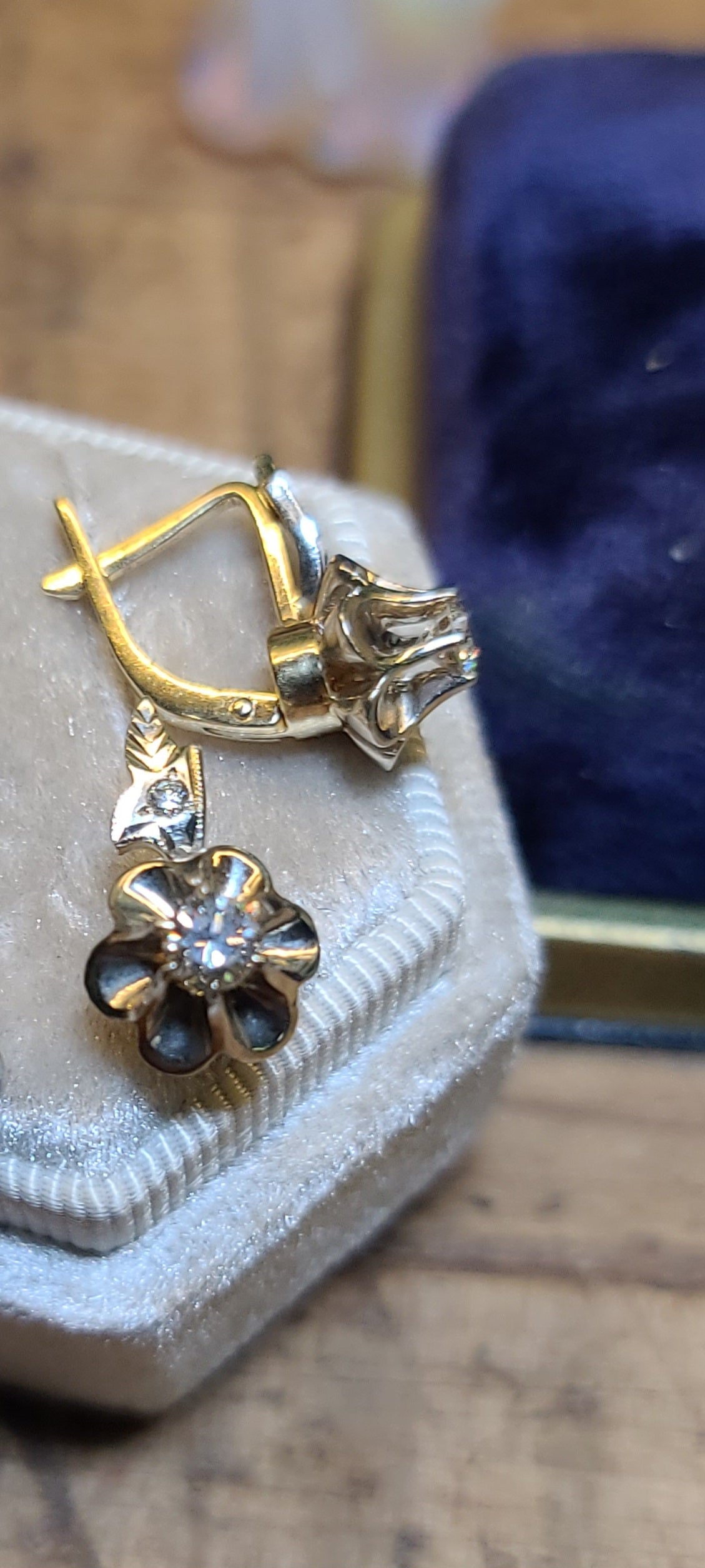 18K Yellow Gold Vintage Buttercup Diamond Earrings