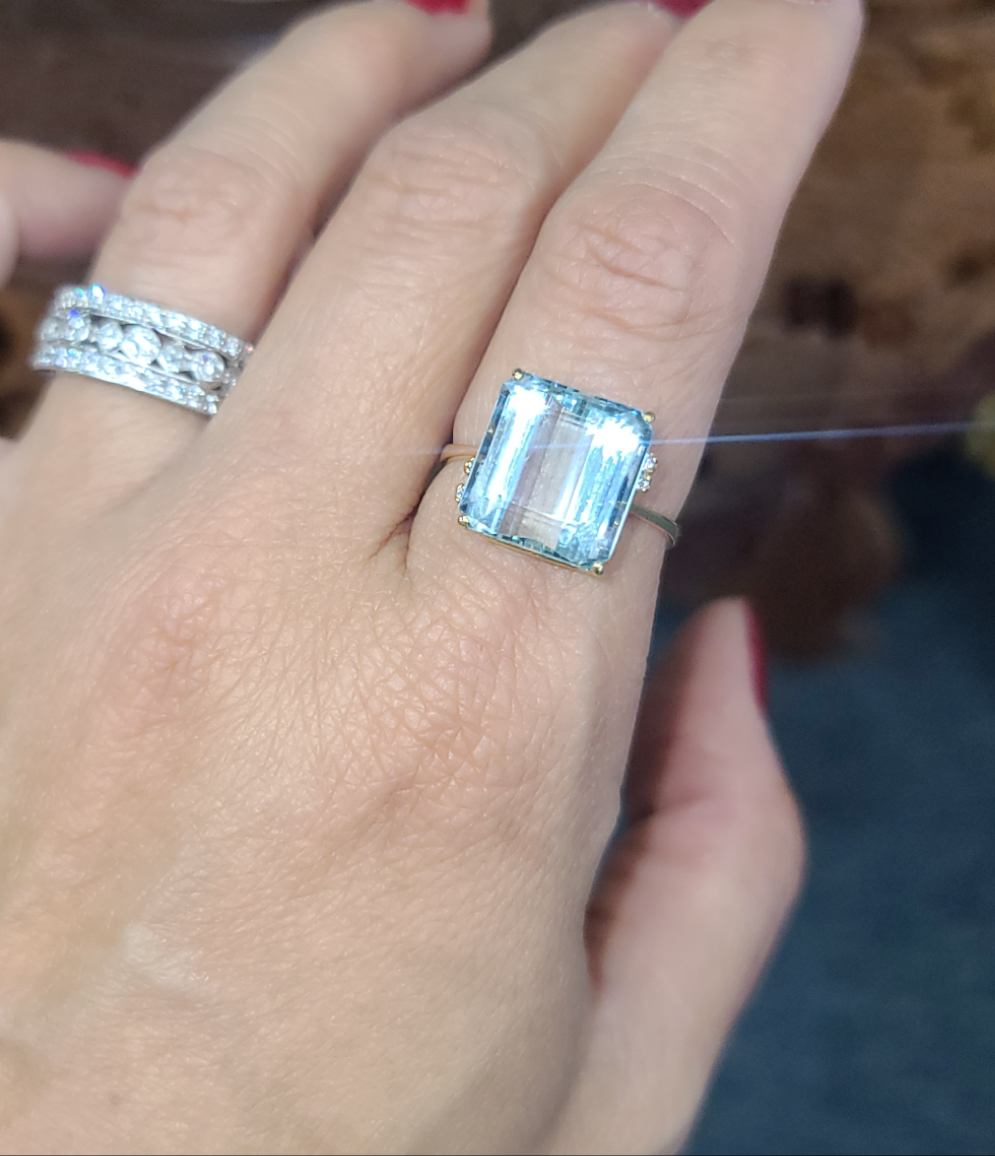 Vintage 18K Yellow Gold Aquamarine Ring, size 8 with adjustable ring sizer