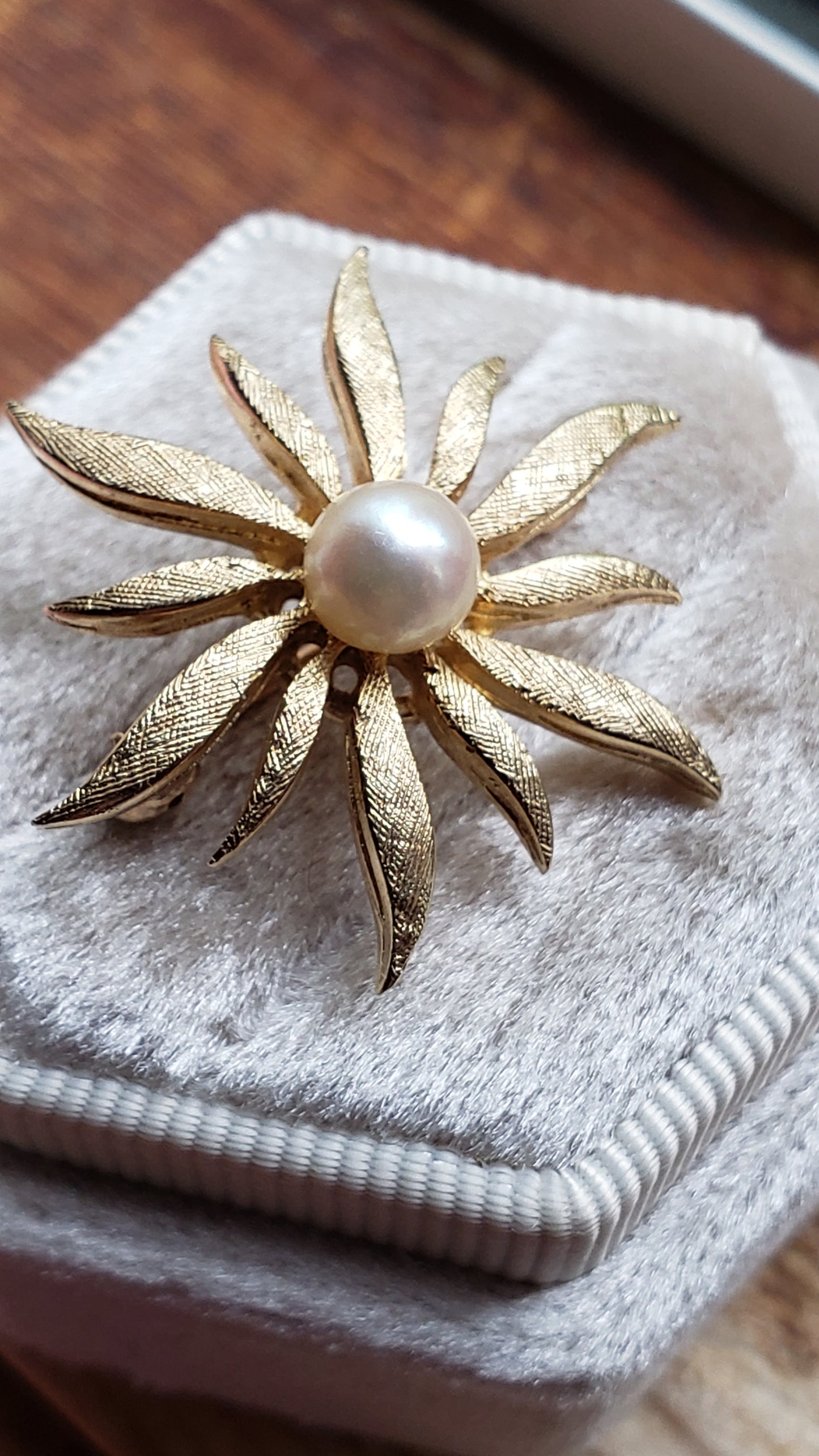 Estate Vintage 14k Gold Flower Brooch / Pin / Flower Pendant / Sun /Star Design with Akoya Pearl