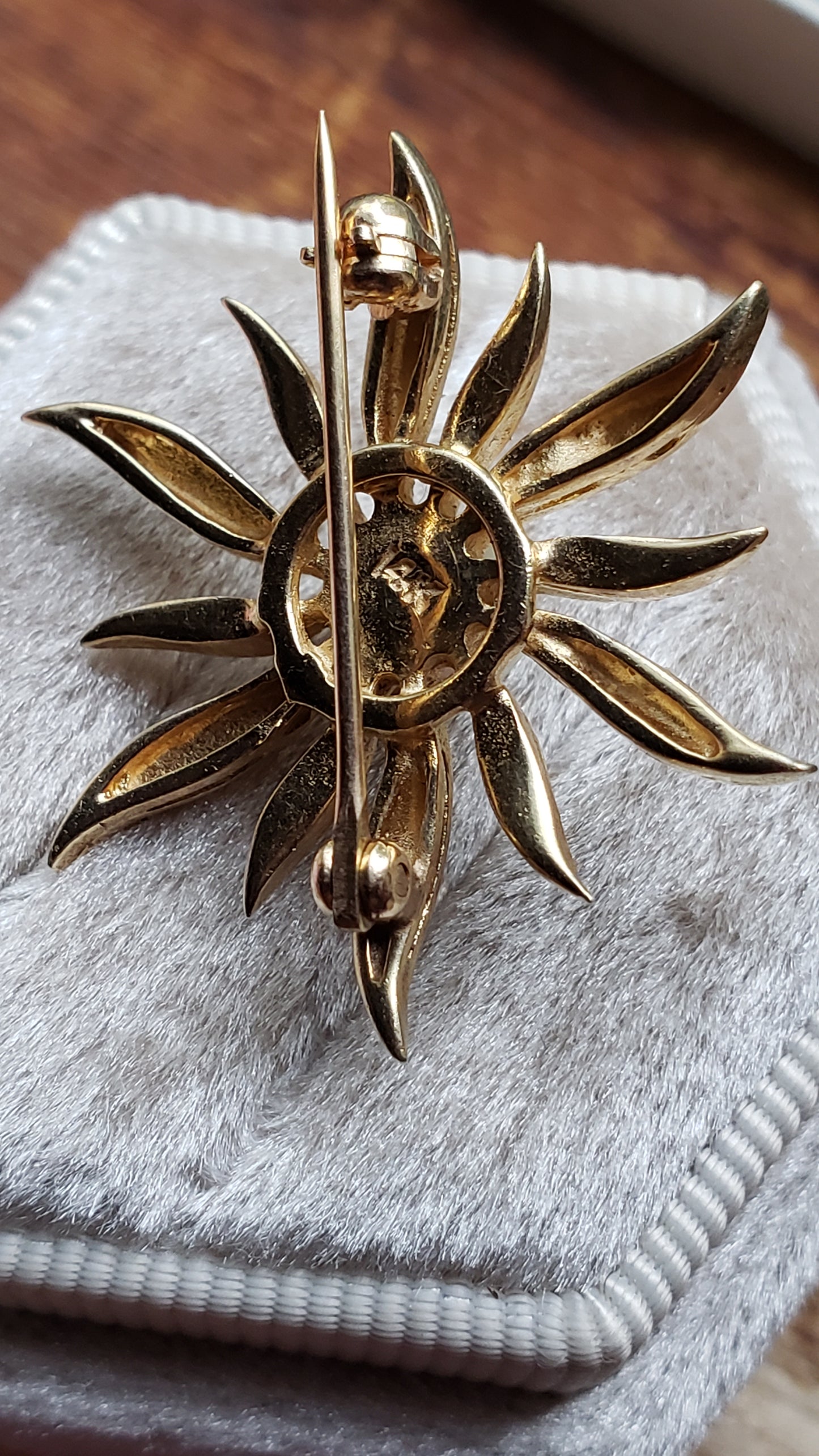 Estate Vintage 14k Gold Flower Brooch / Pin / Flower Pendant / Sun /Star Design with Akoya Pearl