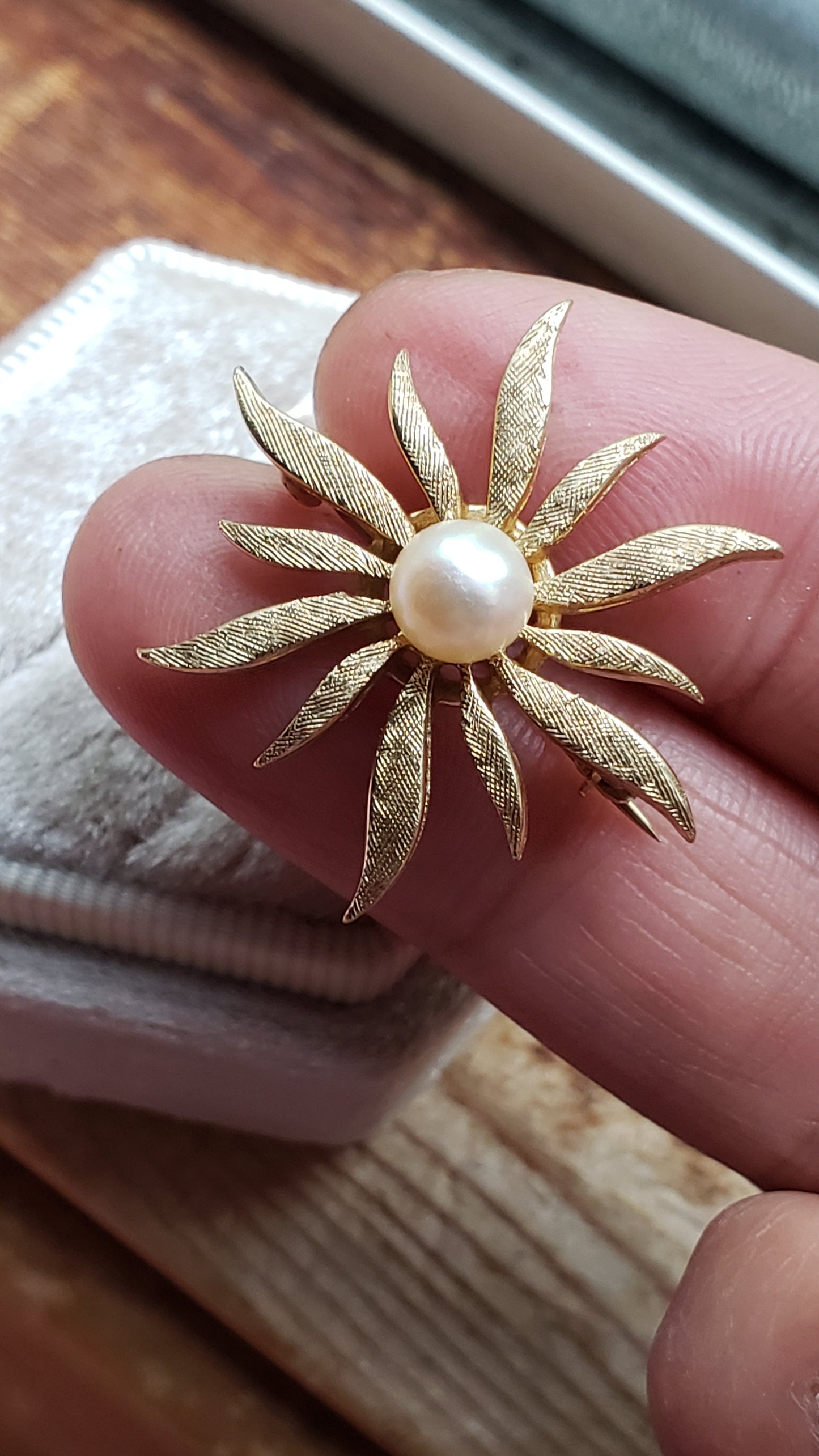 Estate Vintage 14k Gold Flower Brooch / Pin / Flower Pendant / Sun /Star Design with Akoya Pearl