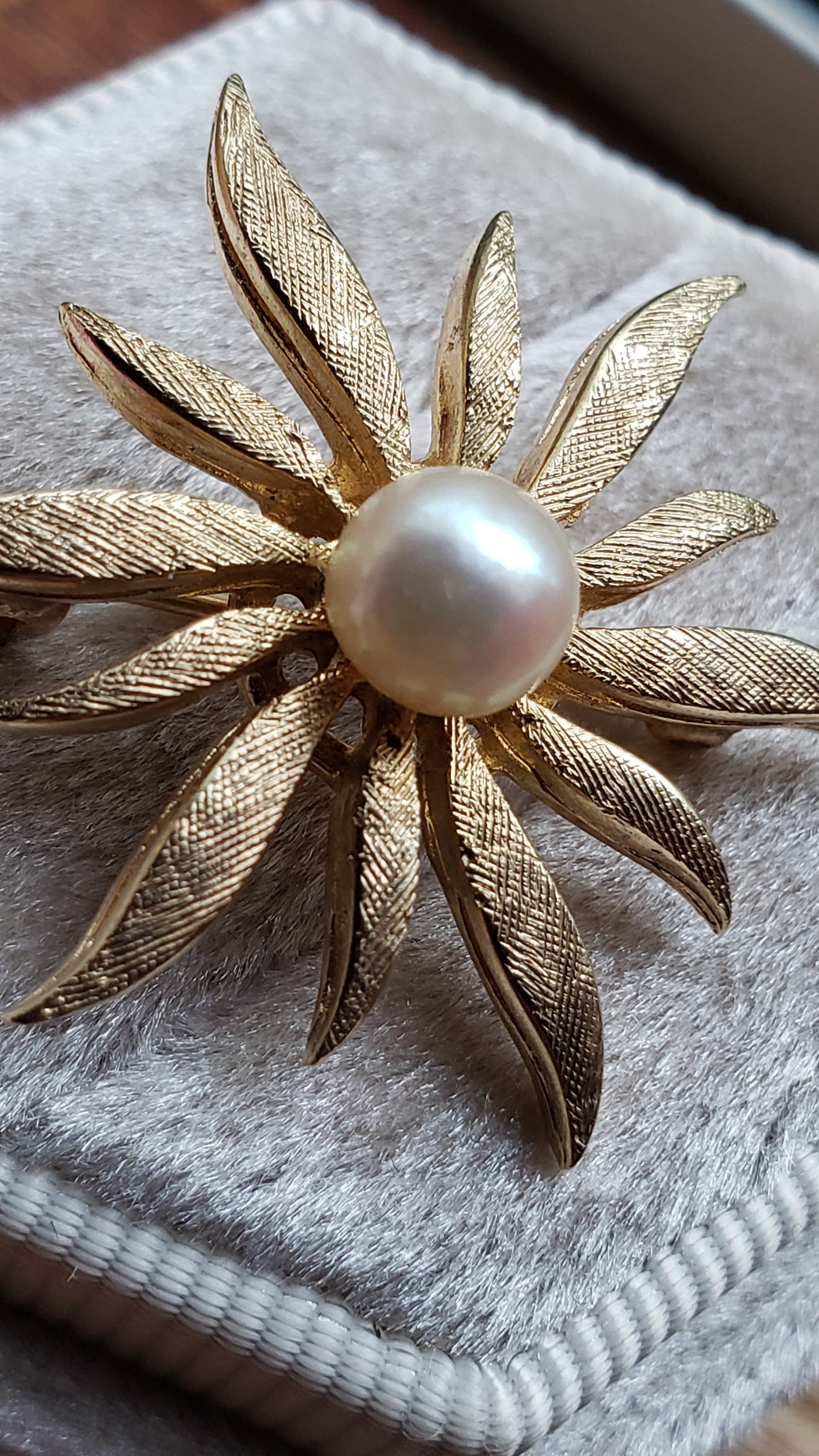 Estate Vintage 14k Gold Flower Brooch / Pin / Flower Pendant / Sun /Star Design with Akoya Pearl