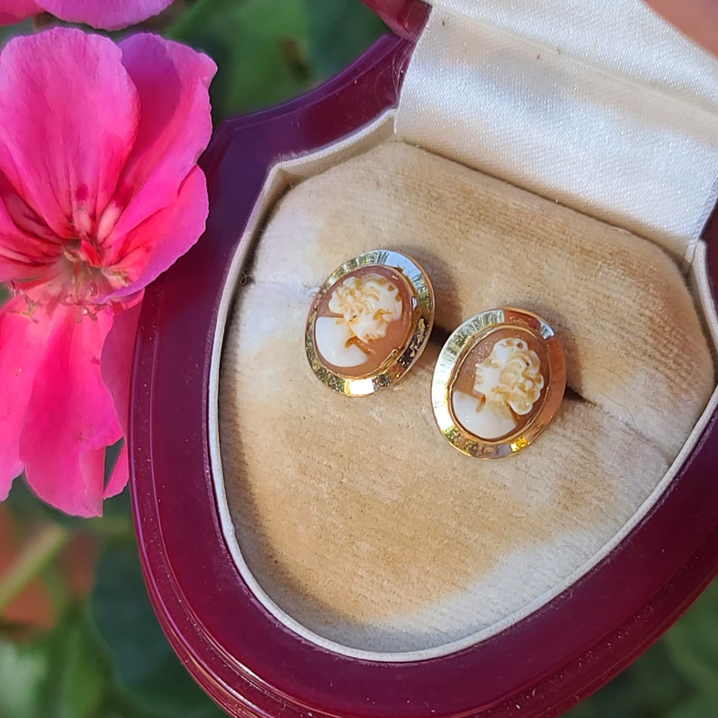 Vintage 14K Yellow Gold Shell Cameo Earrings