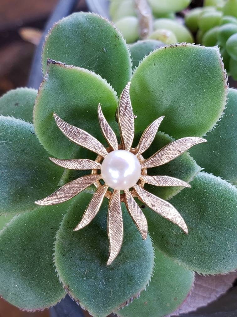 Estate Vintage 14k Gold Flower Brooch / Pin / Flower Pendant / Sun /Star Design with Akoya Pearl